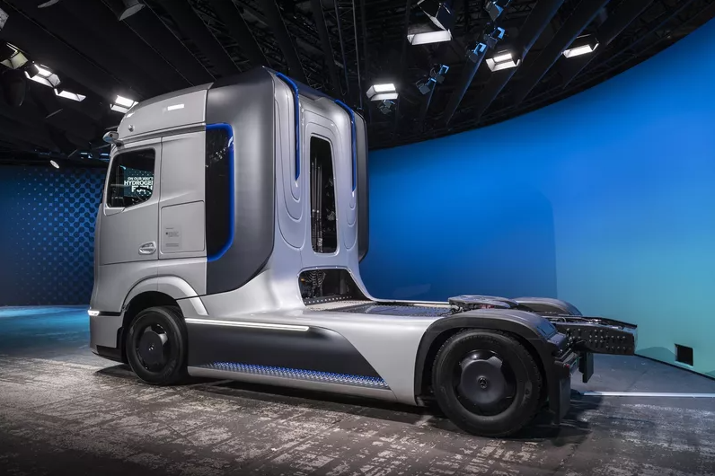 Daimler unveils Mercedes-Benz GenH2 hydrogen tractor concept 1